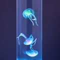 Zmieniająca kolor lampa z pływającymi meduzami 33cm