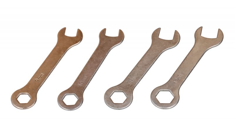 Drewniana skrzynka z metalowymi narzędziami