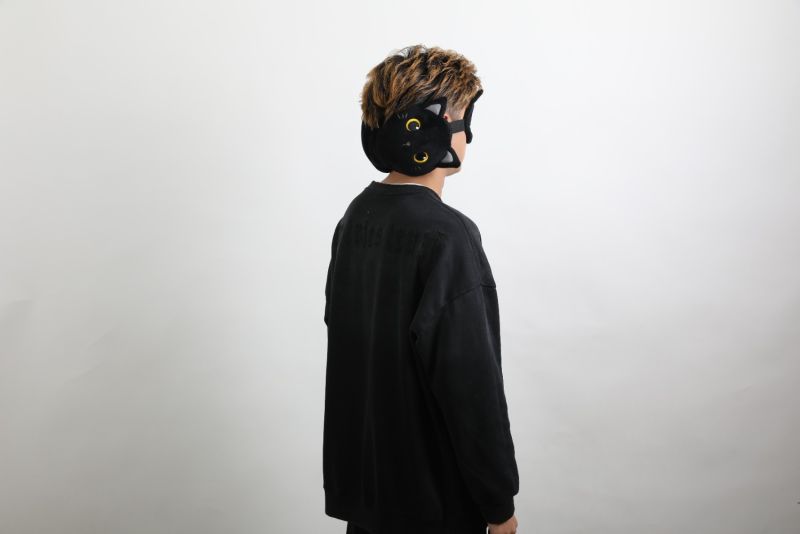 Poduszka podróżna z maską czarny kot