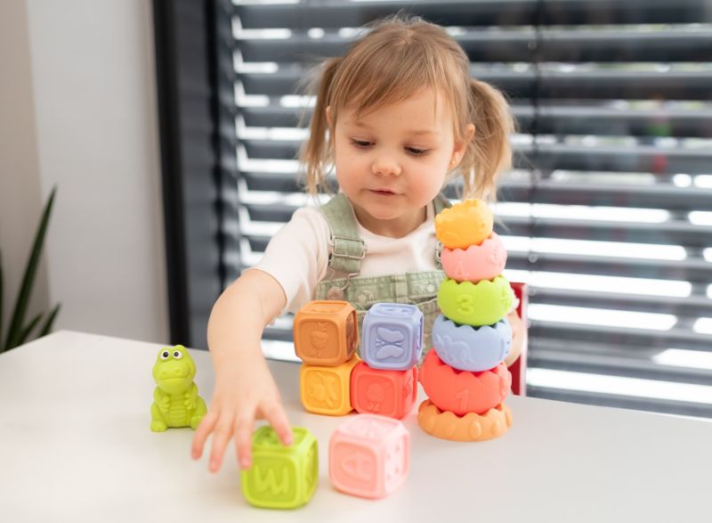 Zestaw Montessori  Klocki i piramida sensoryczna 13 el.