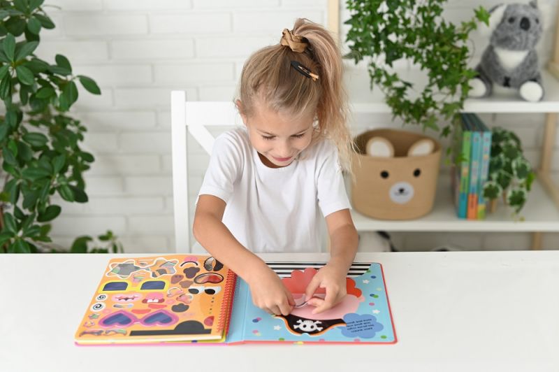 Książeczka z naklejkami silikonowymi śmieszne twarze