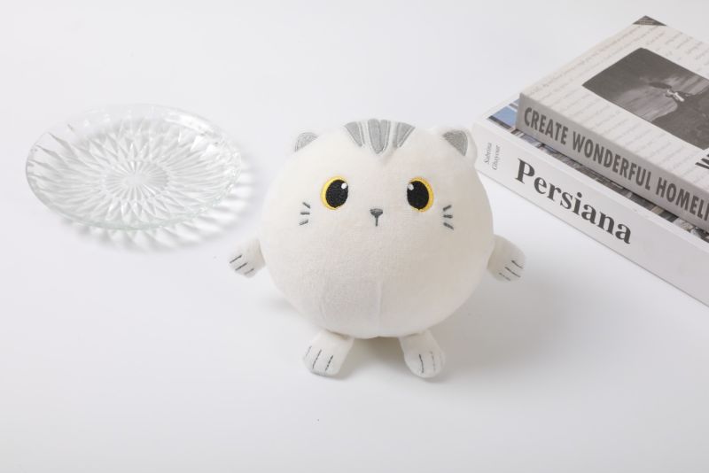 Pluszowy gniotek - piłeczka Biały kociak