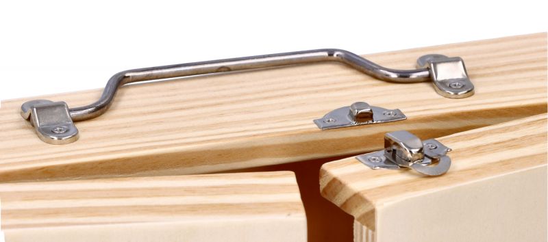 Drewniana skrzynka z metalowymi narzędziami