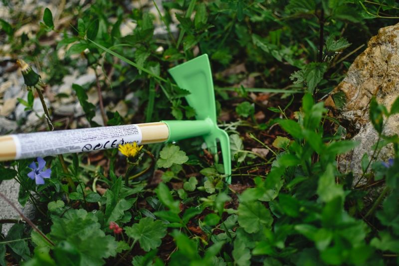 Zabawka ogrodowa - Motyka