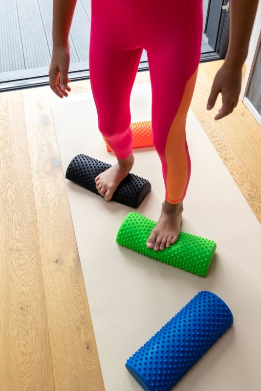 TULLO fizjo Półwałek do masażu sensoryczny z kolcami zielony