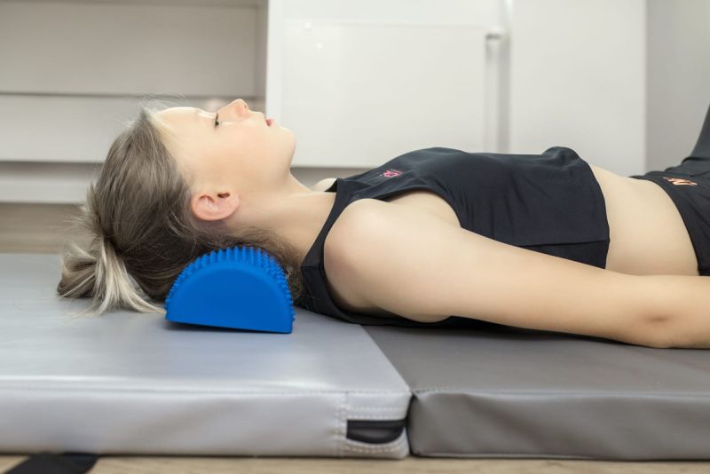 Półwałek do masażu sensoryczny z kolcami