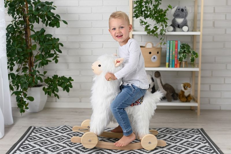 Alpaka na biegunach z kołami