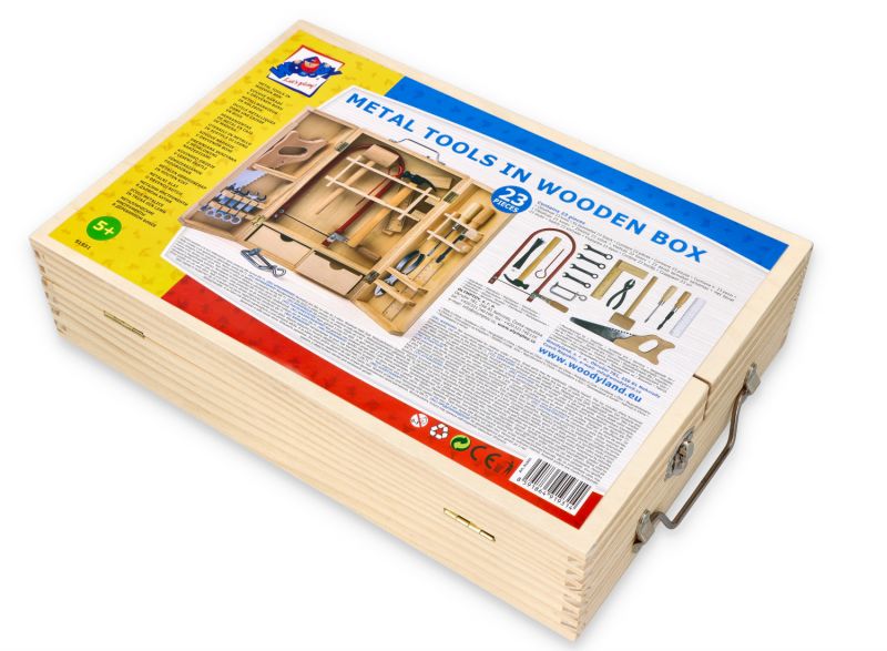 Drewniana skrzynka z metalowymi narzędziami