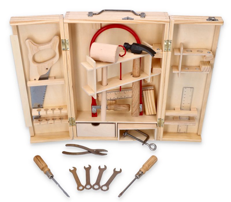 Drewniana skrzynka z metalowymi narzędziami