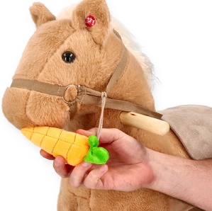 Konik na biegunach z marchewką