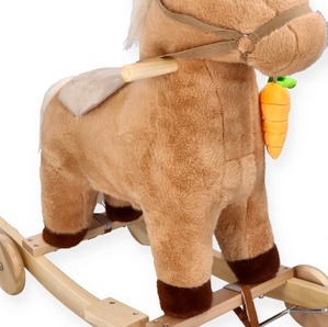Konik na biegunach z marchewką